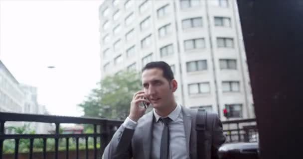  Businessman talking on mobile phone - Video, Çekim