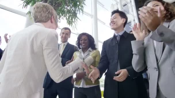 Business team schudden van handen met de baas - Video