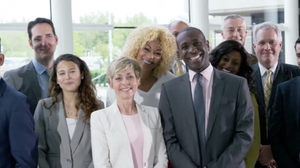 Unternehmensgruppe lächelt in die Kamera - Filmmaterial, Video