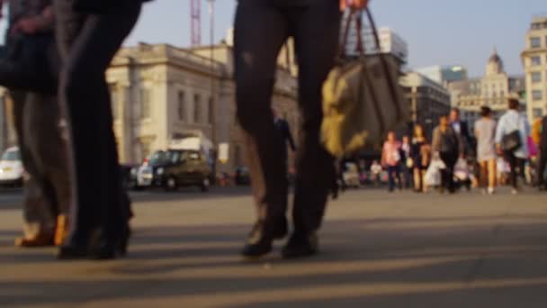 werknemers en toeristen lopen door Londen - Video