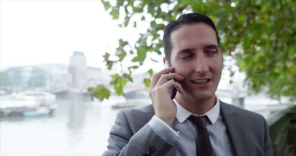 businessman making phone call - Video