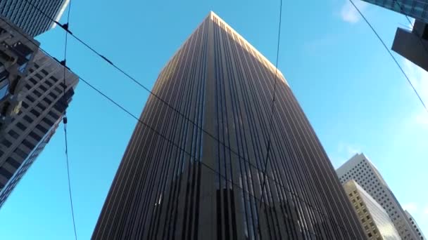 Elevados arranha-céus vítreos e edifícios contemporâneos do centro da cidade
 - Filmagem, Vídeo