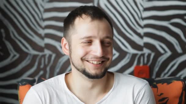 Close-up πορτρέτο της γέλιο man - Πλάνα, βίντεο