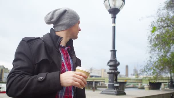 man drinking coffee - Záběry, video