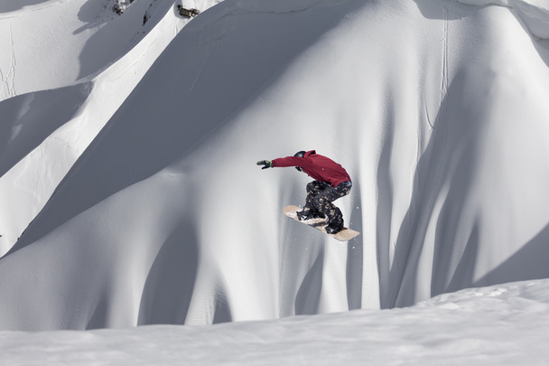 Snowboard jezdec skákat na horách. Extrémní snowboard freeride sport. - Fotografie, Obrázek