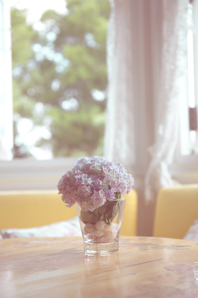 Artificial flowers on the dining room table - Foto, imagen