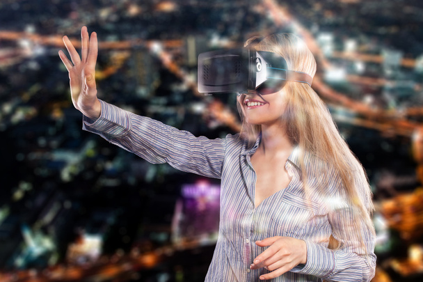женщина в гарнитуре виртуальной реальности - Фото, изображение