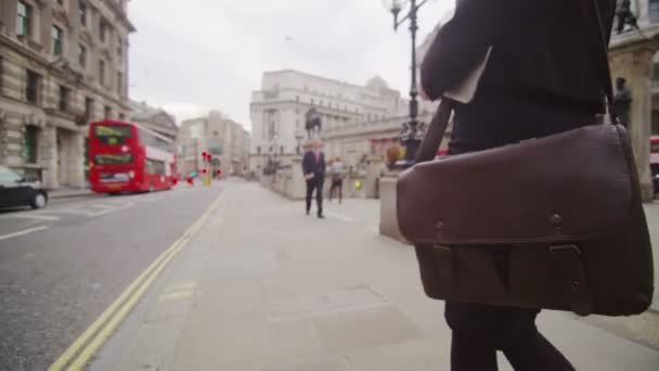 Business woman walking through the streets - Video