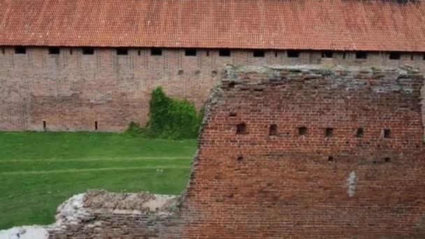 Hrad Malbork německých rytířů je největší hrad na světě podle rozlohy. Byl postaven v Marienburg, pruský řád německých rytířů, v podobě Ordensburg tvrze. - Záběry, video