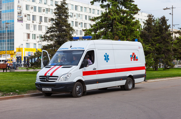 Rettungswagen parkten auf der Straße. Text auf Russisch: "Emergen - Foto, Bild