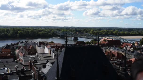 Torun (Thorn) városa Észak-Lengyelországban, a Visztula-folyótól. Torun az egyik legrégebbi városa, Lengyelország. A középkori régi Torun város a szülőföldje a Nicolaus Kopernikusz csillagász. - Felvétel, videó