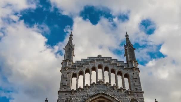 Timelapse: Kerk van Sant Bartomeu (Sint Bartholomeus) geconfronteerd met de oostzijde van de Placa wordt geflankeerd door Ayuntamiento (stadhuis) en Banco de Soller, Mallorca, Spanje, door Catalaanse architect en kunstenaar Joan Rubio Bellver - Video