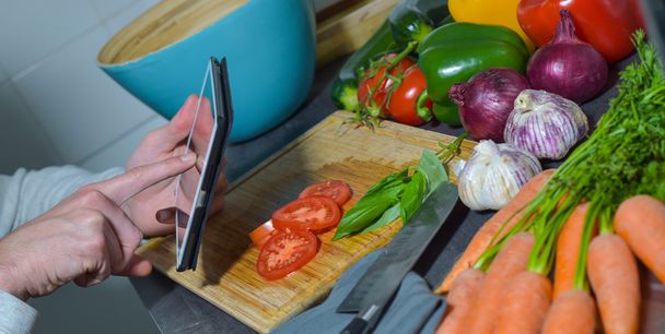 Mann hackt Gemüse in Küche - Foto, Bild
