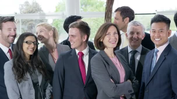 бизнес-группа улыбается перед камерой
 - Кадры, видео