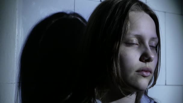 Tiener meisje. Drugsverslaving. Depressief gezicht van een tiener meisje met overdosis of kater-onthouding syndroom van drugs. 4k Uhd. - Video