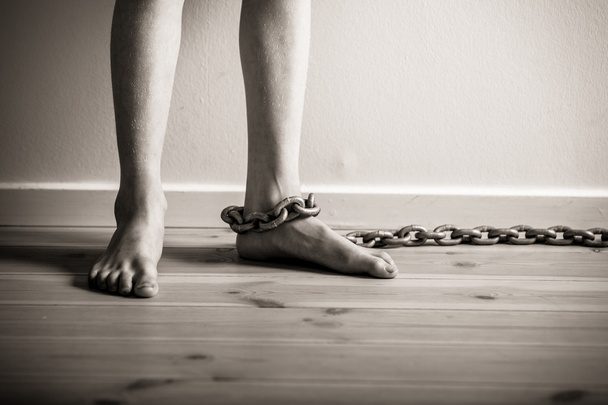 Mladík stojící v bosé nohy s řetězem - Fotografie, Obrázek