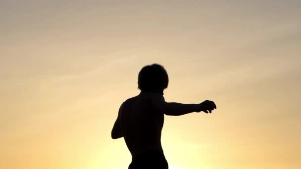 Az ember a naplemente gyönyörű tánc. - Felvétel, videó