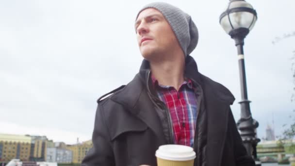 man drinking coffee - Filmati, video