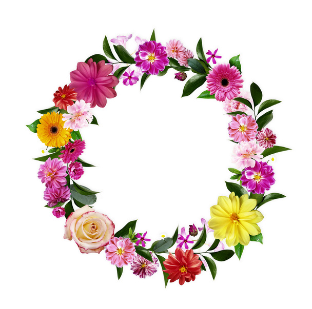 Frame gemaakt van zomer roze bloemen en groene bladeren geïsoleerd op - Foto, afbeelding
