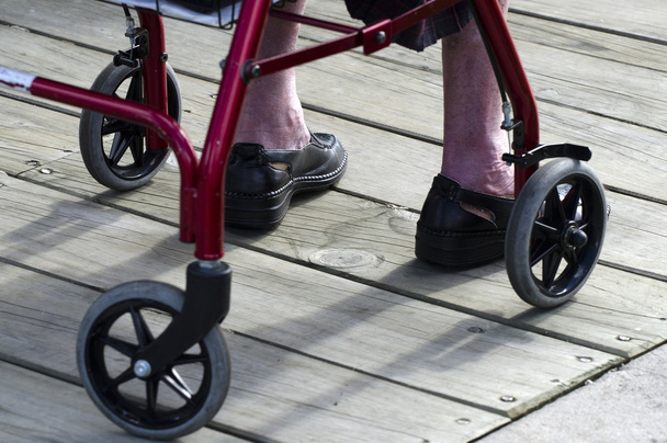 koncepcja zdjęcie - życie starych i starszych - wózek inwalidzki - Zdjęcie, obraz