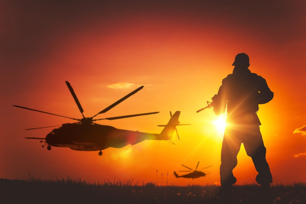 Στρατιωτική αποστολή στο ηλιοβασίλεμα - Φωτογραφία, εικόνα