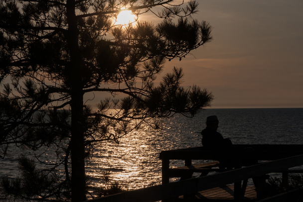 Одинокий человек на озере
 - Фото, изображение