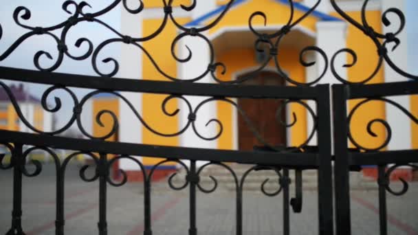 Puertas de hierro forjado en la Iglesia Ortodoxa de intercesión de la Santísima Virgen. Ivanava (Ivanovo, Janow Poleski) es una ciudad en la región de Brest de Bielorrusia, un centro administrativo del distrito de Ivanava.
. - Imágenes, Vídeo