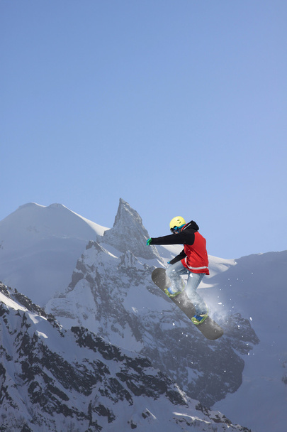 Snowboard rider saltando en las montañas. Extremo snowboard freeride sport. - Foto, Imagen