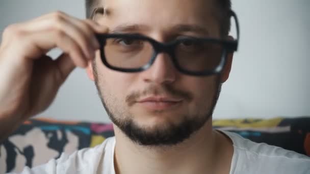 öltözködés a 3D-s szemüveg és mosolygó férfi képmása - Felvétel, videó