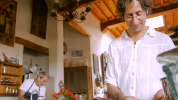 Een oudere familie bereiden en koken van voedsel samen in een keuken - Video