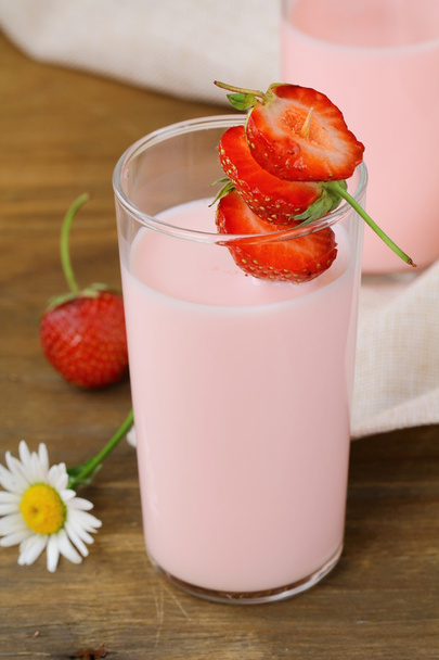 Strawberry smoothie milk cocktail with fresh berries - Foto, imagen