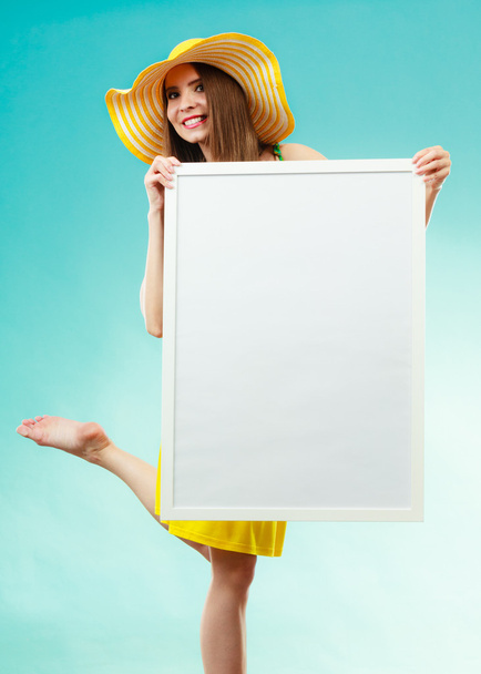 Woman in bikini holds blank presentation board. - Foto, Imagen