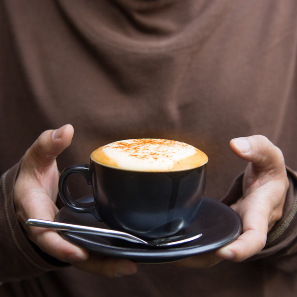 Homem segurando cappuccino quente xícara de café
 - Foto, Imagem