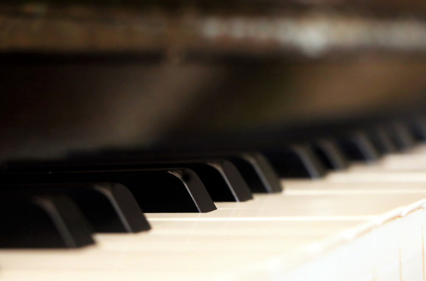 選択的フォーカスを持つピアノキーボードの背景 - 写真・画像