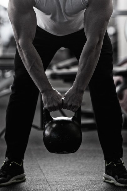 Foto Bodybuilder beim Gewichtheben im Fitnessstudio. - Foto, Bild
