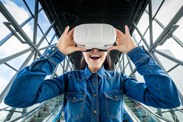 mujer con gafas de realidad virtual - Foto, imagen