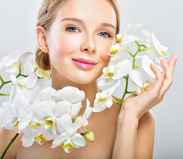 Beautiful woman with Orchid Flowers - Foto, afbeelding