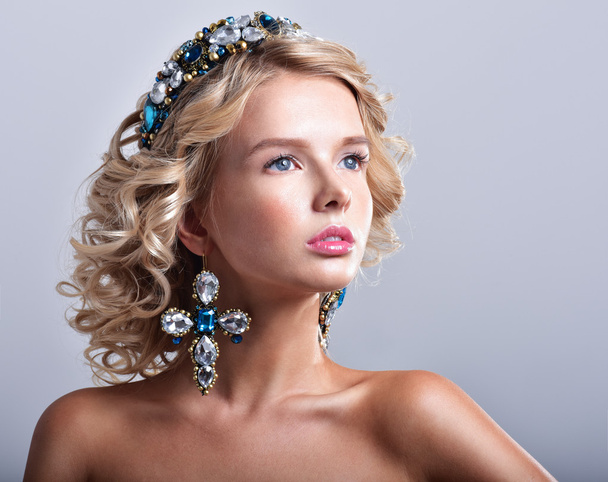 Beautiful blonde woman in luxurious tiara - Φωτογραφία, εικόνα