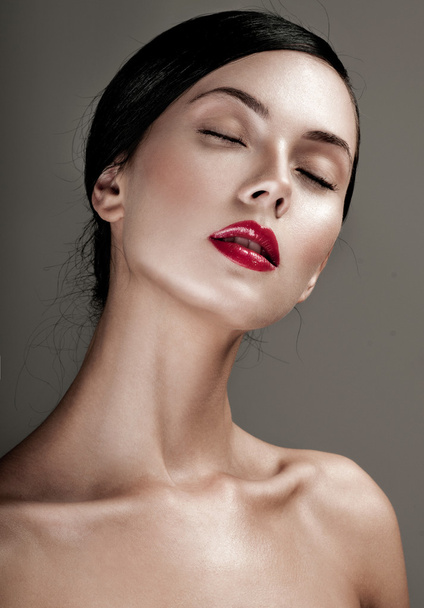 Portrait of beautiful woman with professional makeup - Fotografie, Obrázek