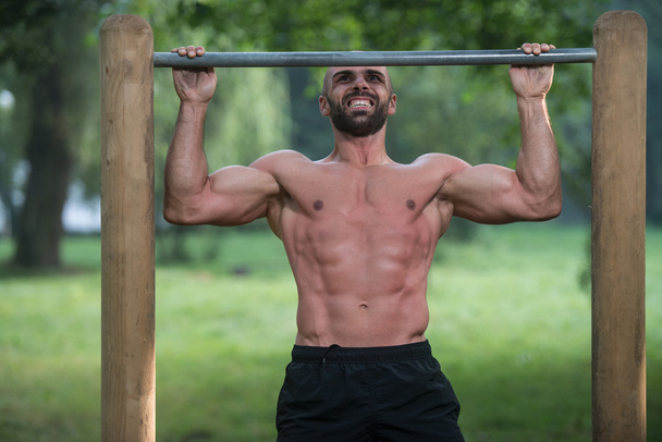 Muscular Man Workout On Bars In Outdoor Gym - Zdjęcie, obraz