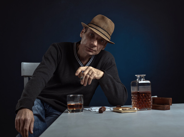 muž s whisky a doutník - Fotografie, Obrázek