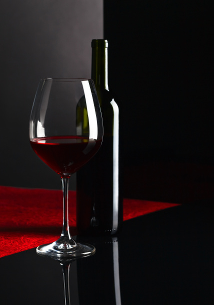  Bottiglia e bicchiere con vino rosso  - Foto, immagini