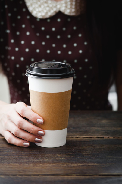Coffee paper cup in the girl hands - Foto, imagen