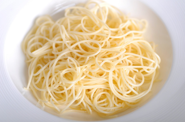 espaguetis cocidos ya en tazón blanco
 - Foto, imagen