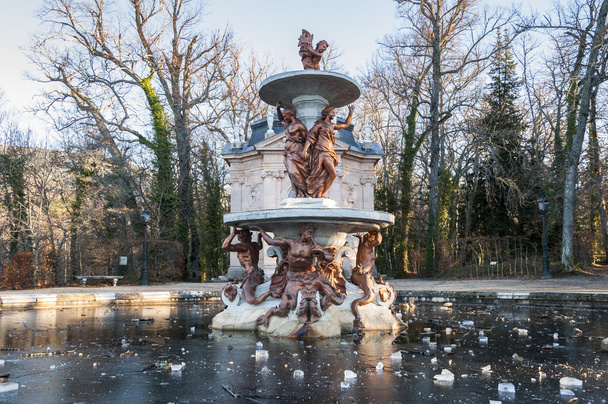 Fontaine dans les jardins du Palais Royal de La Granja de San Ildefonso
 - Photo, image