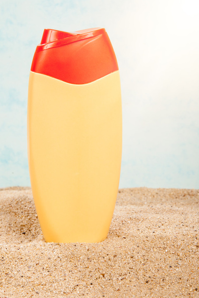 bouteille en plastique bronzage sur le sable
 - Photo, image