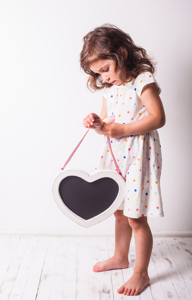 The little girl with a heart - Фото, изображение