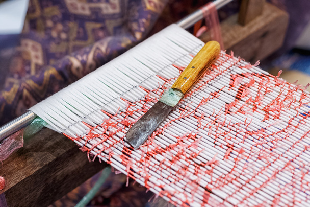 Процесс ткачества, окраски, ткачества древнего Таиланда как шелк
 - Фото, изображение