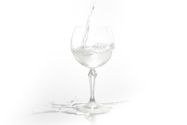 Water spatten van glas geïsoleerd op witte achtergrond - Foto, afbeelding