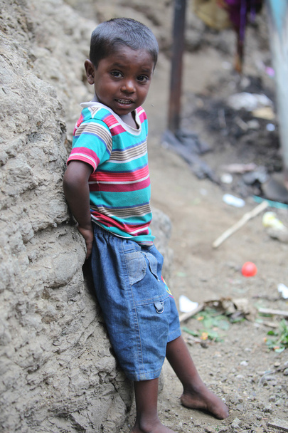 Пуна, Индия - 16 июля 2015 г.: Бедный индийский мальчик, стоящий на афере
 - Фото, изображение